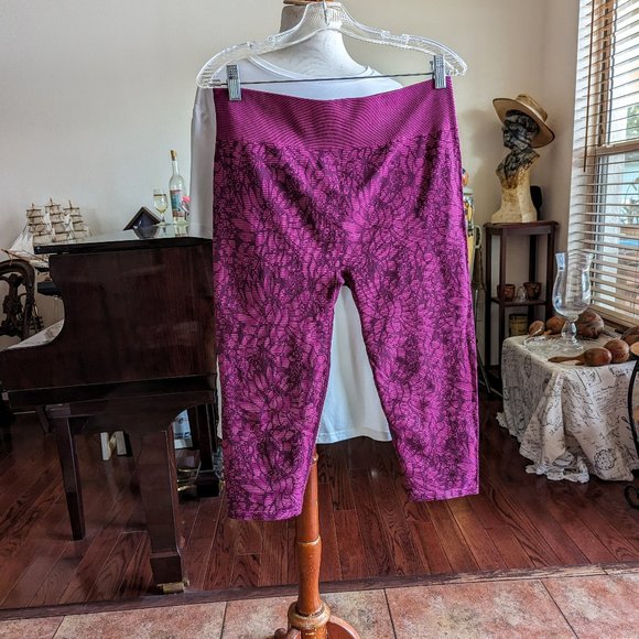 Fabletics Capri Leggings  Sz M - Picture 1 of 12